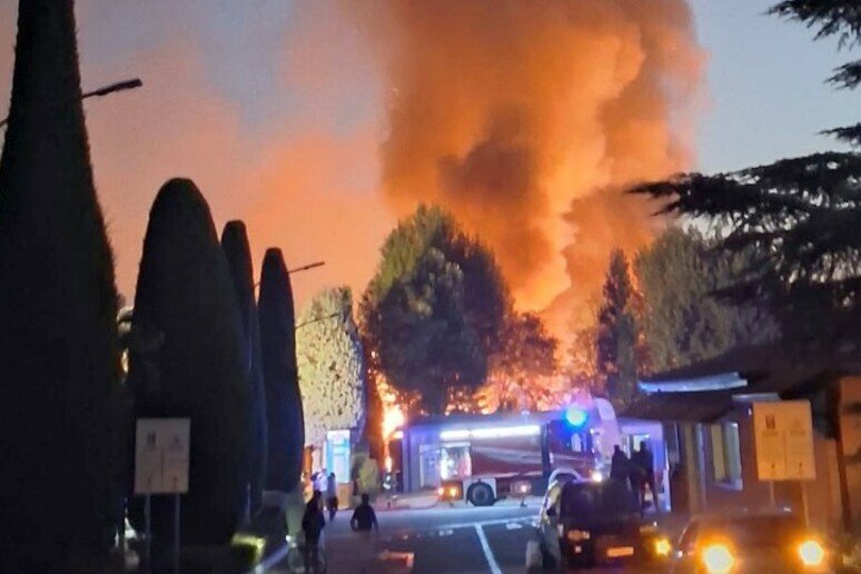 Fiamme nel camping: 24 feriti Fiamme nel camping: 24 feriti