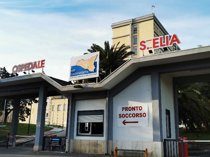 Litiga con il fidanzato e si lancia da auto in corsa