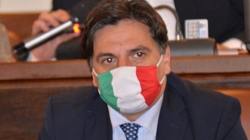 Familiare positivo, Pogliese in isolamento