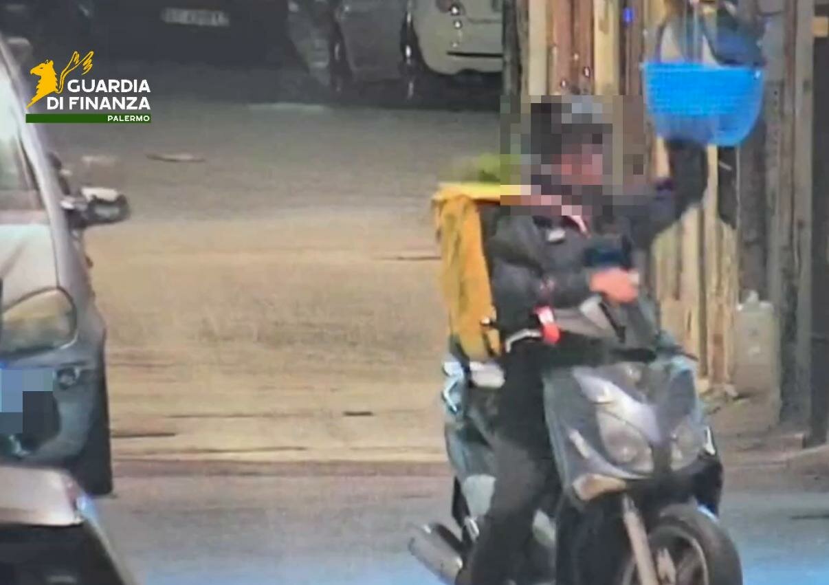 Consegnavano la droga travestiti da rider