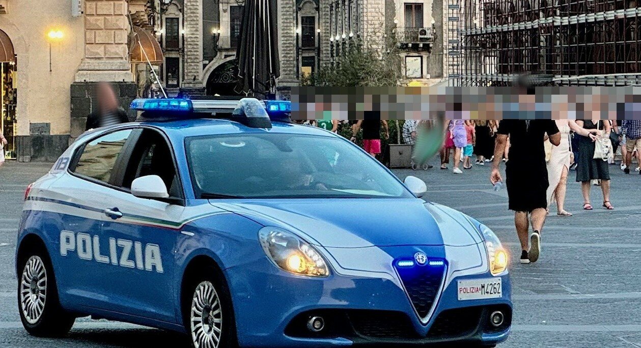 Si accascia in via Garibaldi: i poliziotti gli salvano la vita