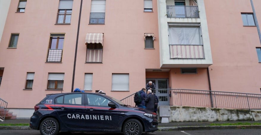 Uccide la moglie a coltellate