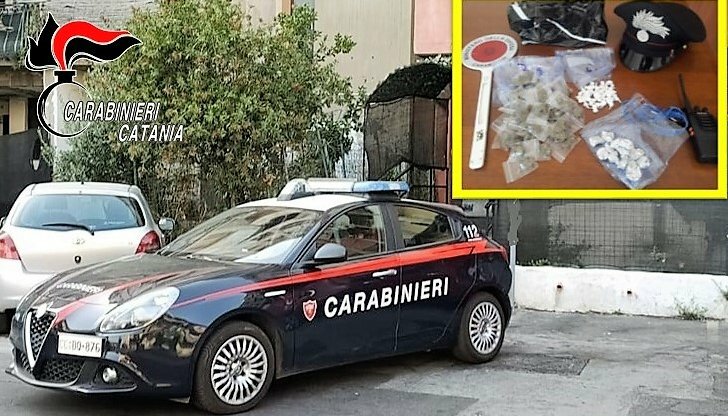 Pusher alla vedetta: "Apri, apri". E i carabinieri lo bloccano