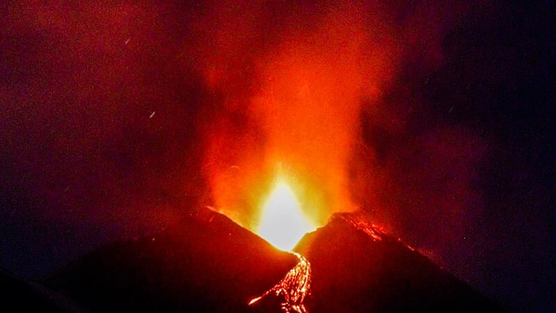 Sull'Etna un'eruzione nascosta Sull'Etna un'eruzione nascosta