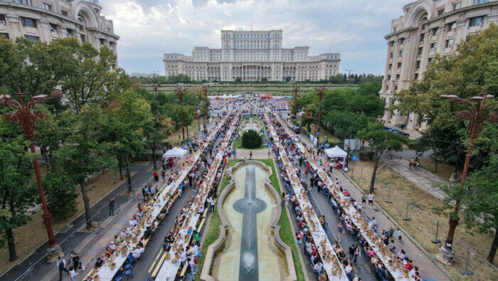 Bucarest nel Guinness con la tavolata record di 5 km
