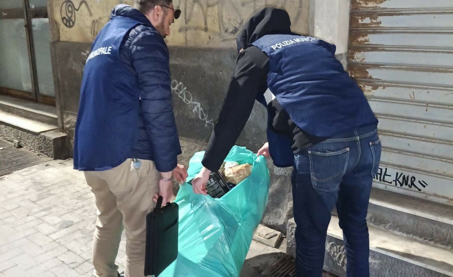 A Catania i vigili spacchettano i rifiuti: 150 multe in un giorno
