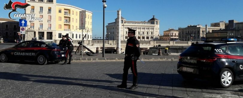 Sfreccia contromano tra i turisti a Ortigia