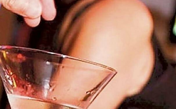 Ragazza beve cocktail: &egrave; in coma