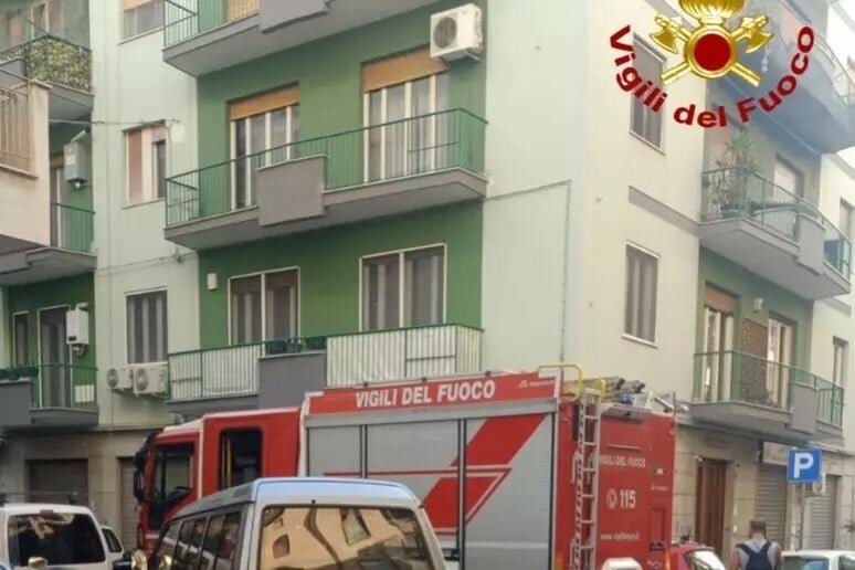 Casa in fiamme, salvati una donna e il suo cane