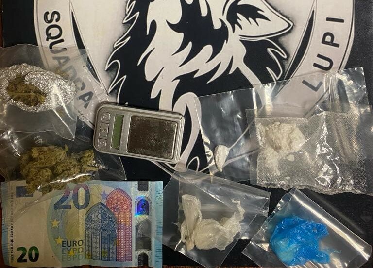 Catania, pusher agitato e i 'Lupi' lo arrestano