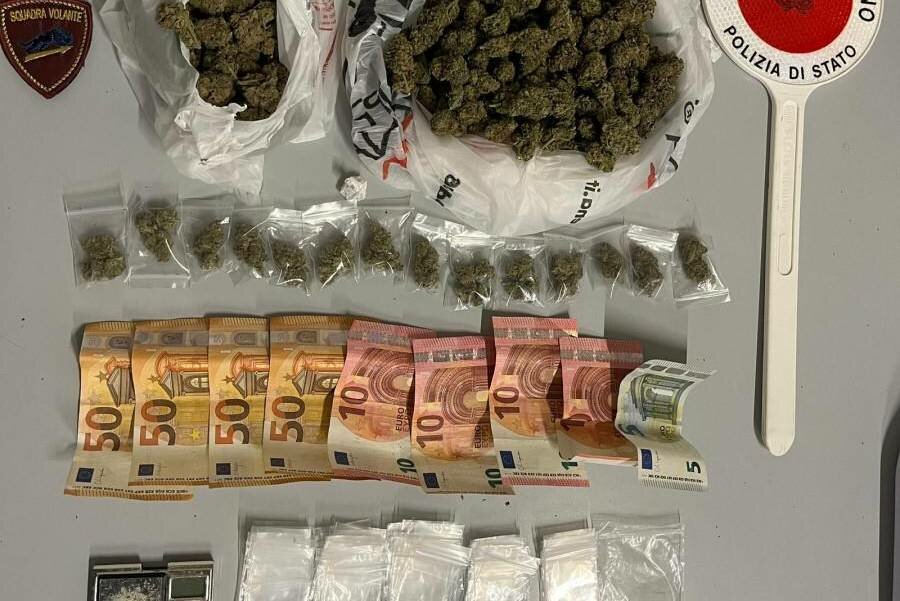 Petardi e droga al largo Rosolino Pilo