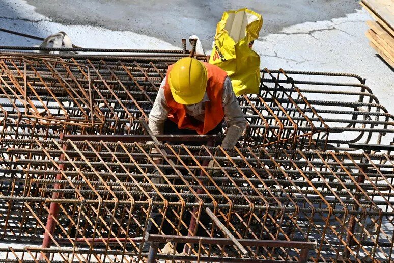Lavoro all'aperto, stop nelle ore pi&ugrave; calde