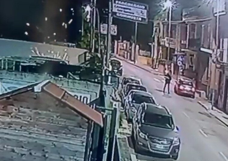 Scende dall'auto e spara col kalashnikov: il video