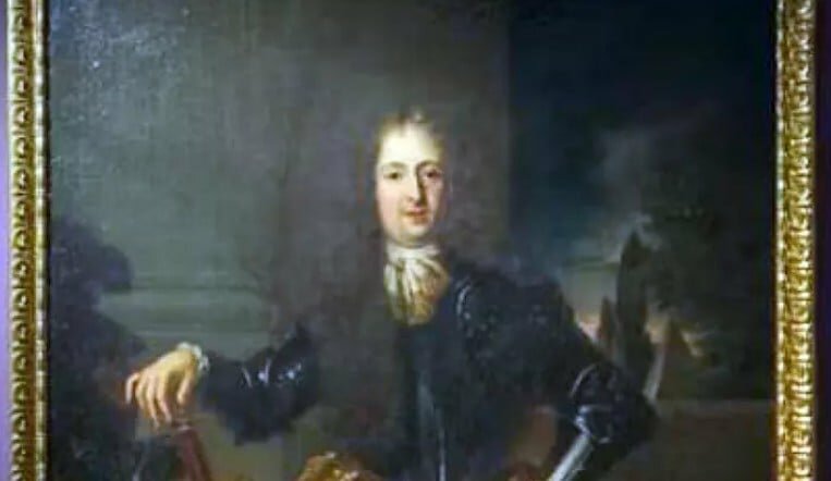 Indietreggia per un selfie e danneggia quadro del '700