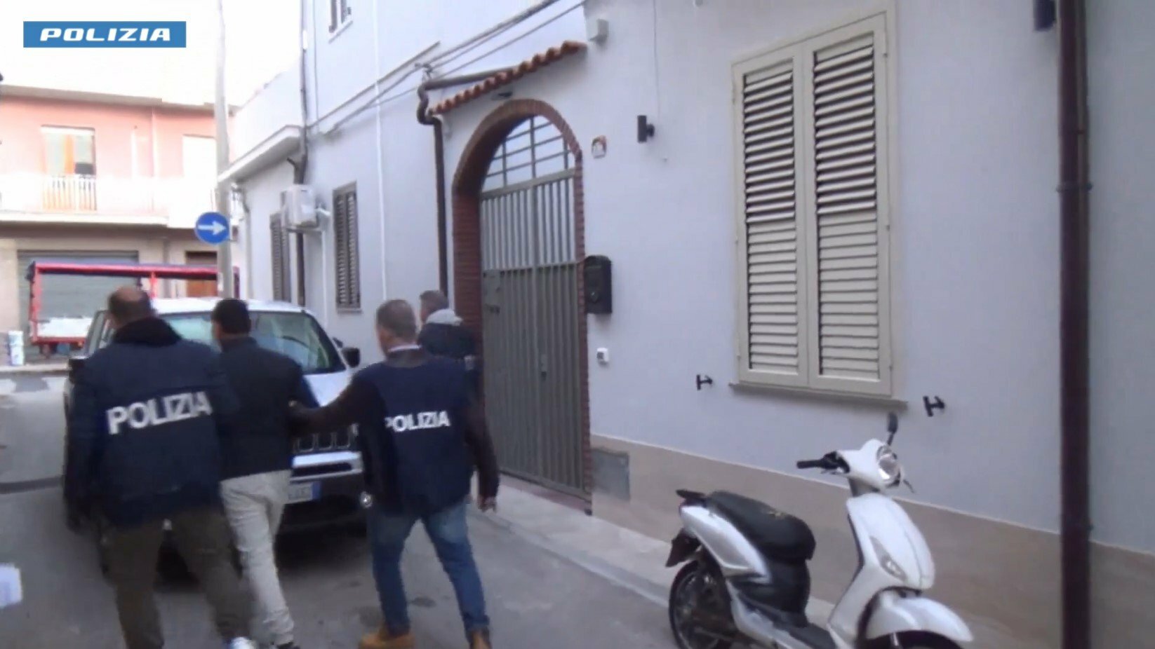 Minaccia turista con la pistola e le tappa la bocca