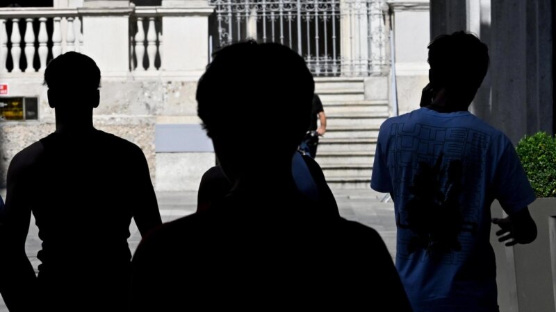 Baby gang di 'annoiati' incendia alberi e frantuma vetri del convento