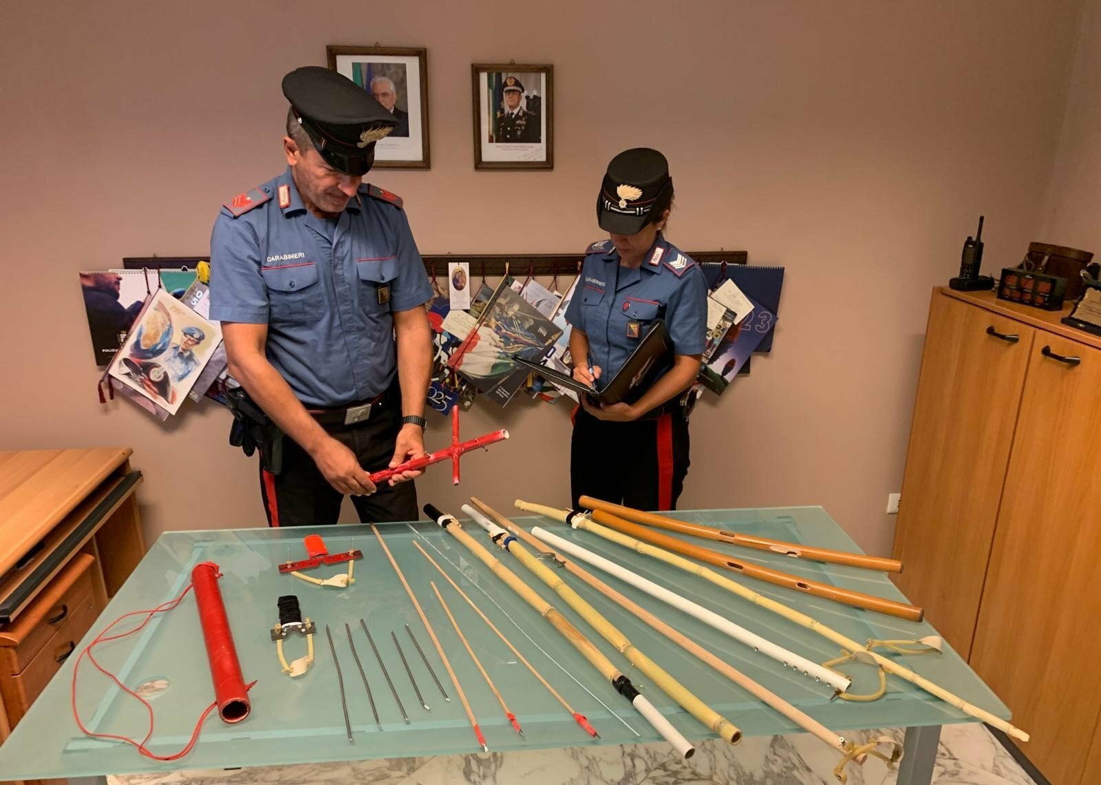 Isola delle Femmine: lancia frecce dal balcone contro una scuola, denunciato Isola delle Femmine: lancia frecce dal balcone contro una scuola, denunciato
