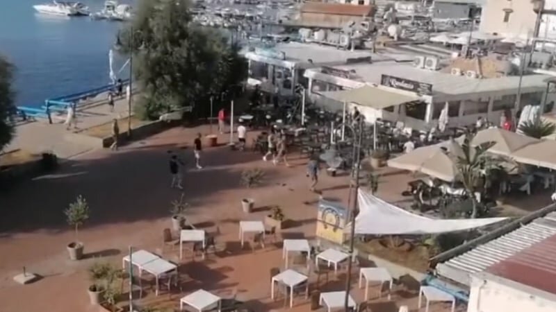 Lancio tavolini e sprangate per avance a una ragazza