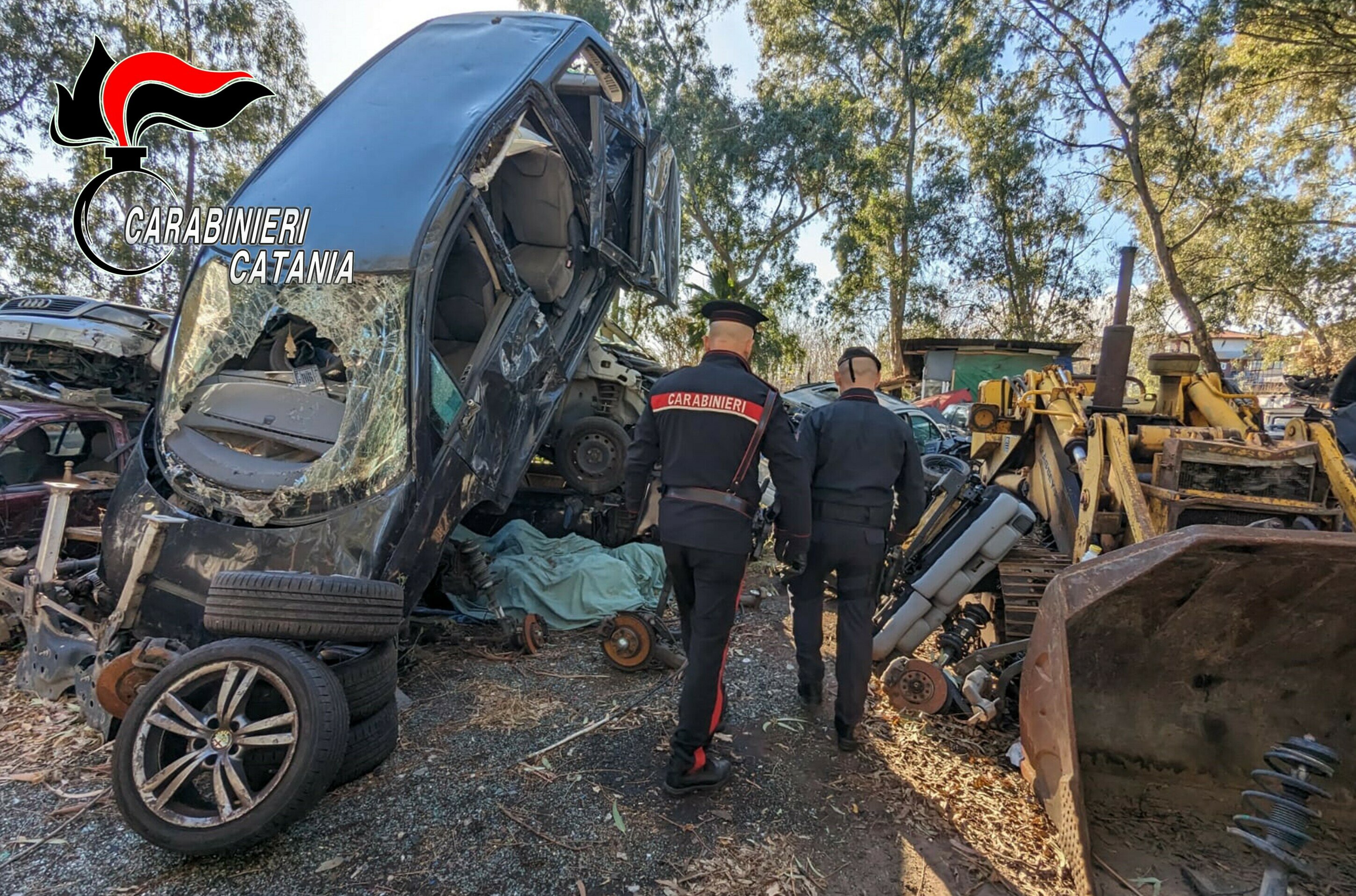 Auto rubate nella discarica abusiva