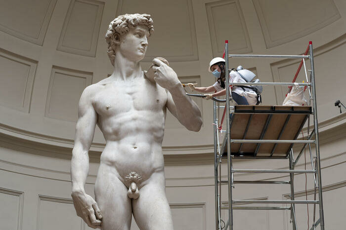 Mostra agli alunni il David: cacciata la preside