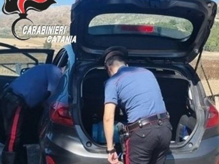 In auto con mamma e droga: arrestato baby pusher