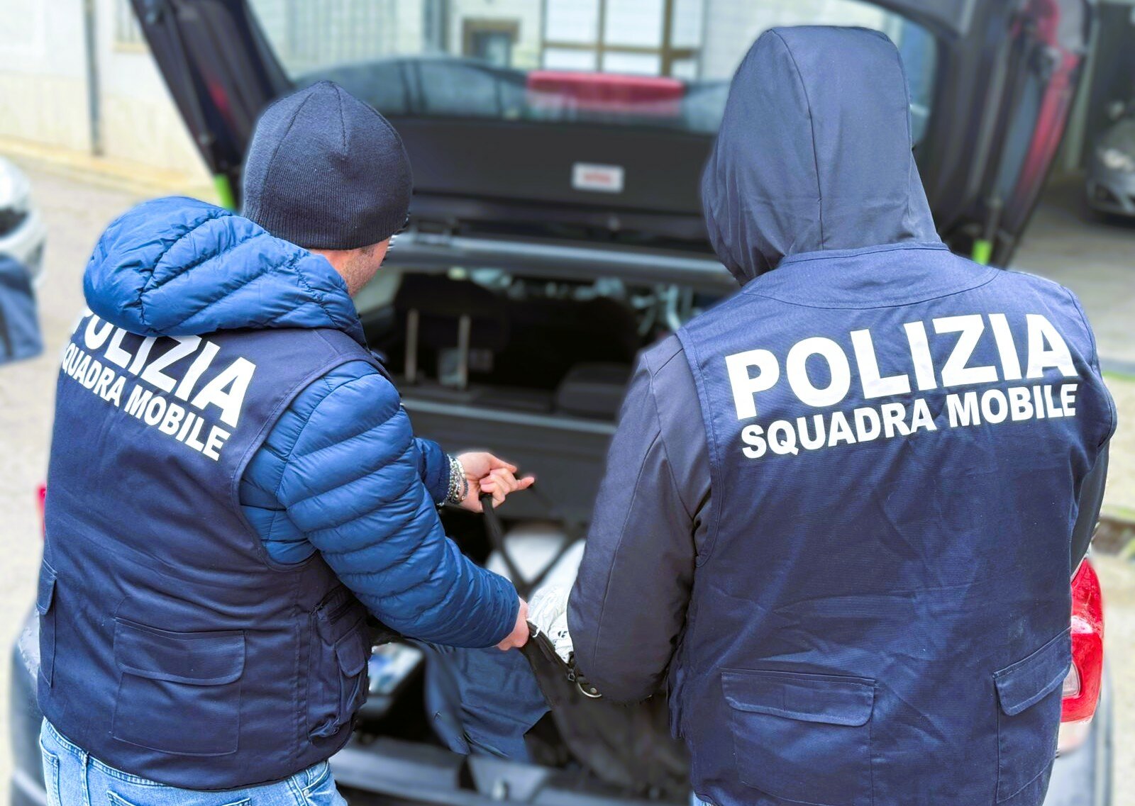 Un mercato della droga nell'auto a noleggio: arrestata 35enne