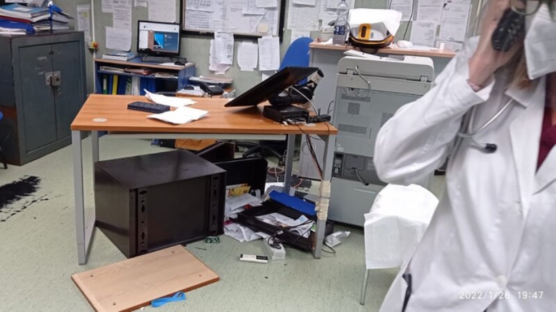 D&agrave; in escandescenze e devasta pronto soccorso