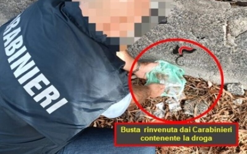 Il pusher catanese fugge sui tetti e lancia la droga Il pusher catanese fugge sui tetti e lancia la droga