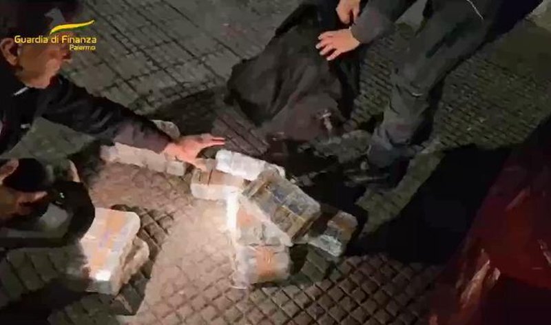 La droga viaggiava in doppi fondi nelle auto