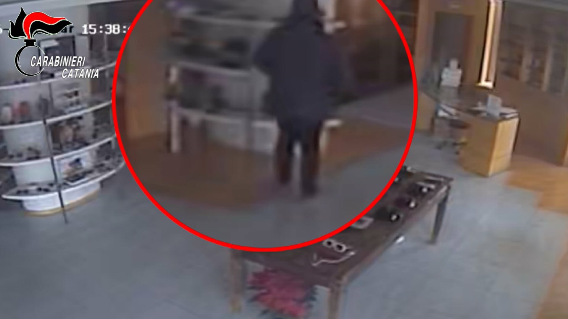 Ruba occhiali da 330 euro: beccato
