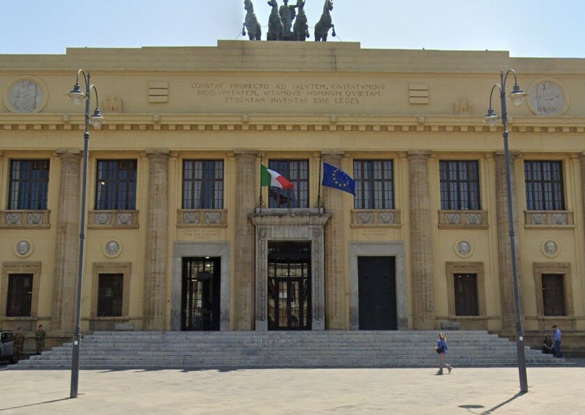 Il suicidio è sospetto: ipotesi istigazione