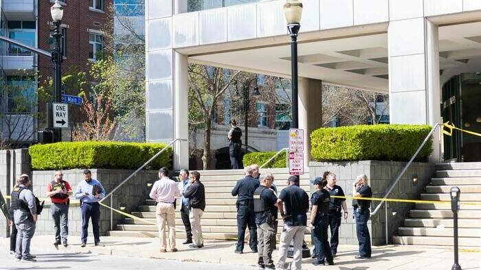 Lo licenziano: carneficina 'live' in banca Lo licenziano: carneficina 'live' in banca