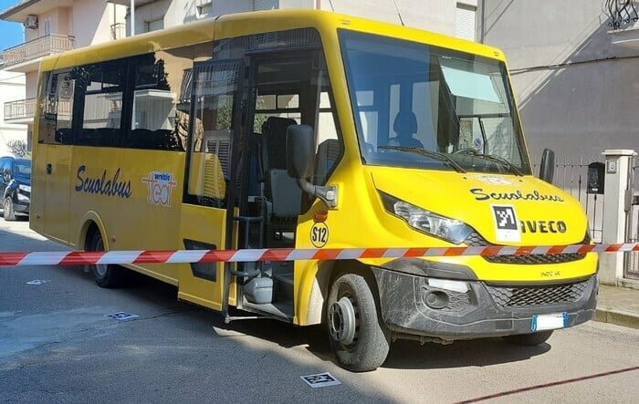 Schiacciato dallo scuolabus: muore bimbo di un anno