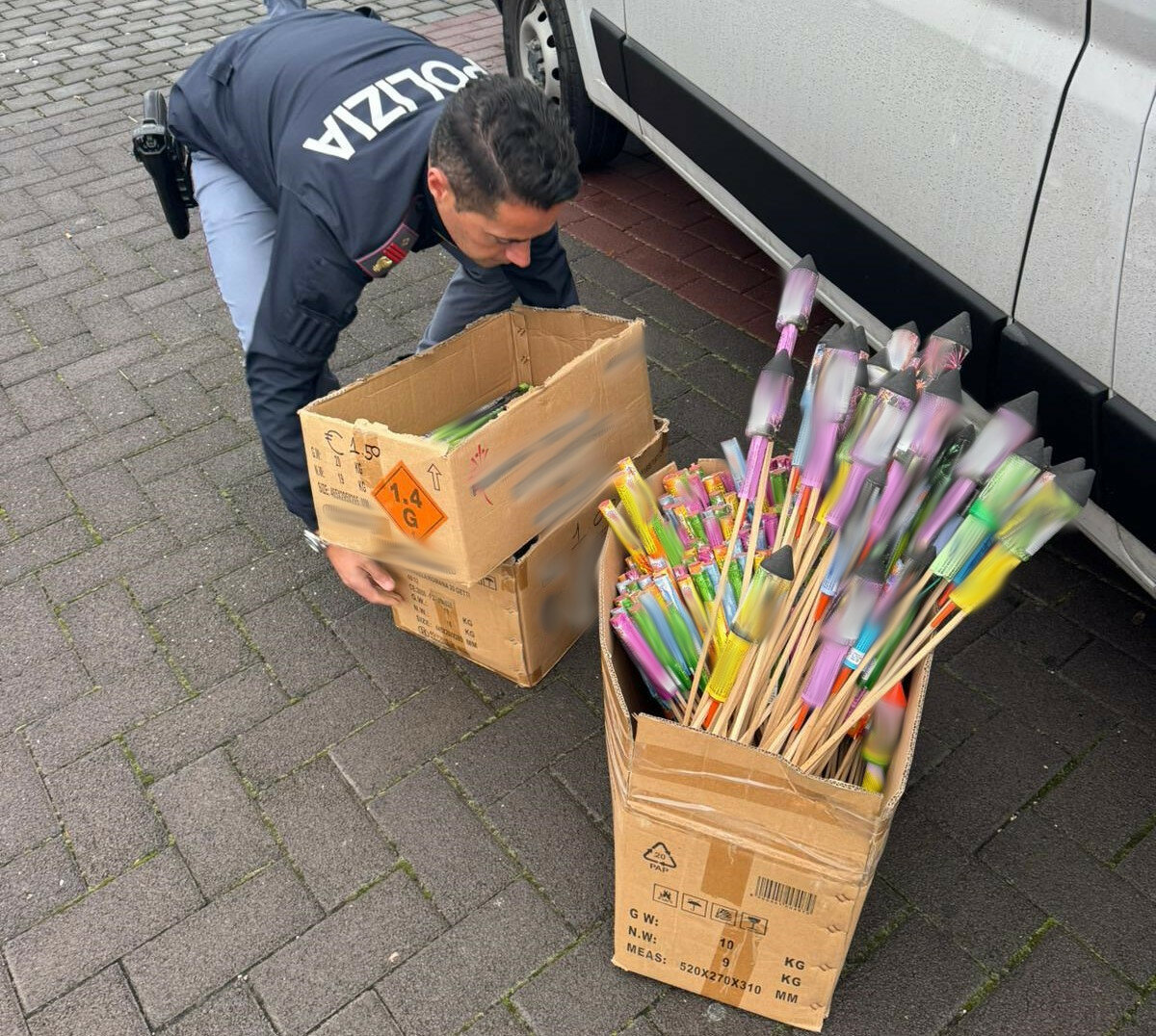 Sequestrati 21 chili di botti: salta il Capodanno della commerciante