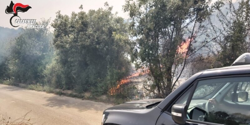 Siracusa: brucia resti di potatura e provoca un incendio
