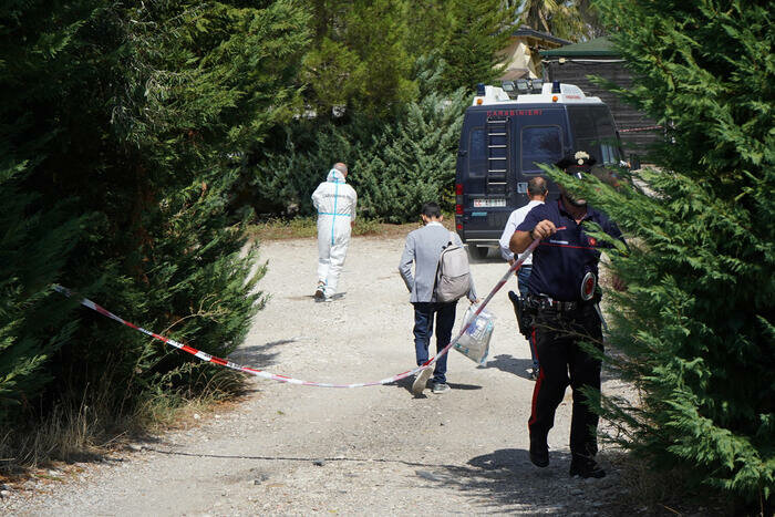 Spara ai due fratelli e poi si uccide nel ristorante di famiglia