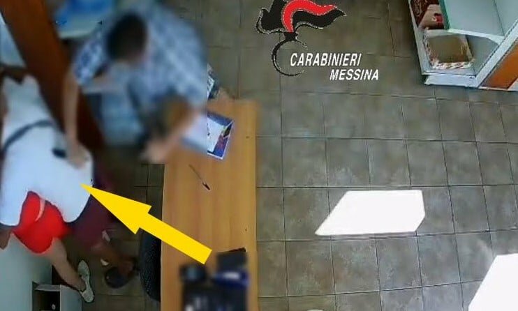Lo accoltella alle spalle: ripreso dalla telecamera