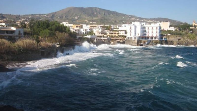 Vento e mare in burrasca, Eolie isolate