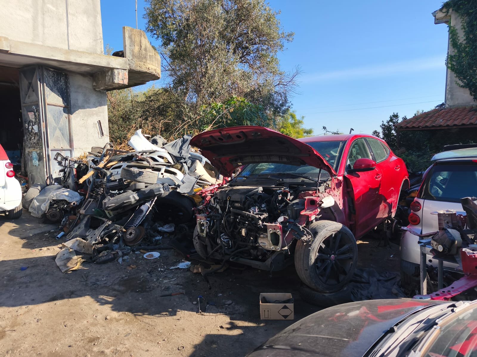 Nella carrozzeria abusiva a Primosole anche auto rubate