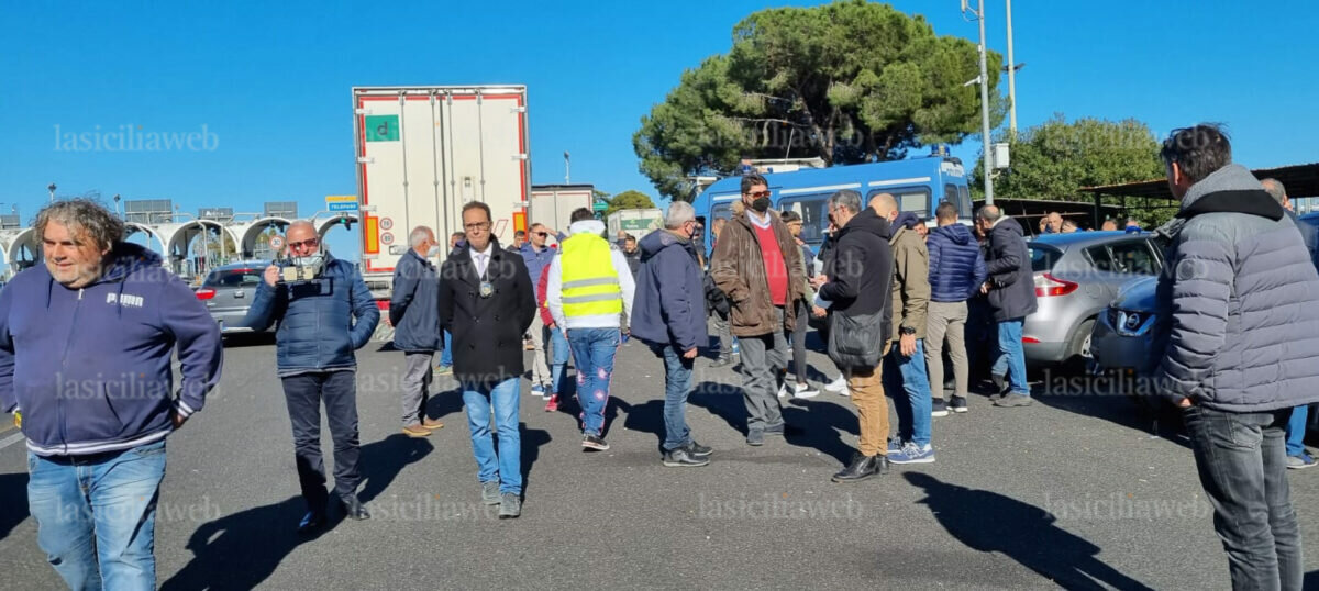 Caro carburante, presidi in mezza Sicilia