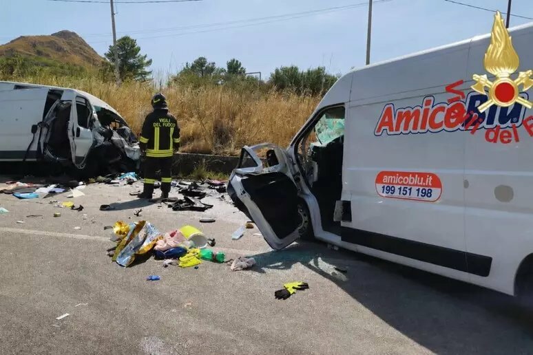 Scontro frontale tra furgoni: due morti