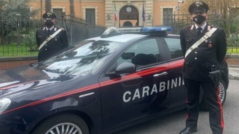Scassina auto del carabiniere vicino caserma