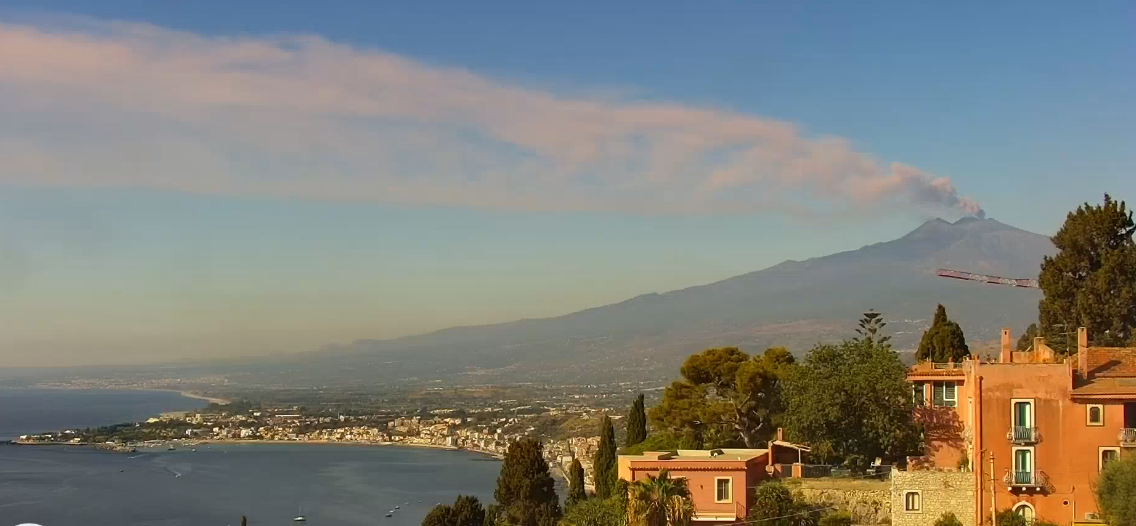 Etna, la fumata è chilometrica Etna, la fumata è chilometrica