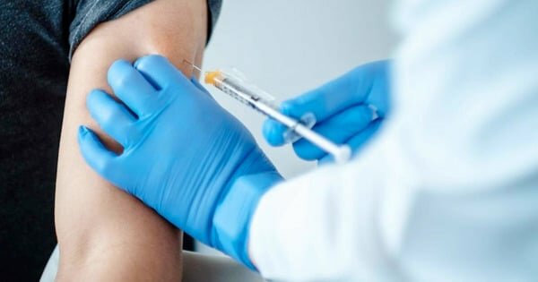Vaccini adattati contro Omicron, ok dall'Aifa