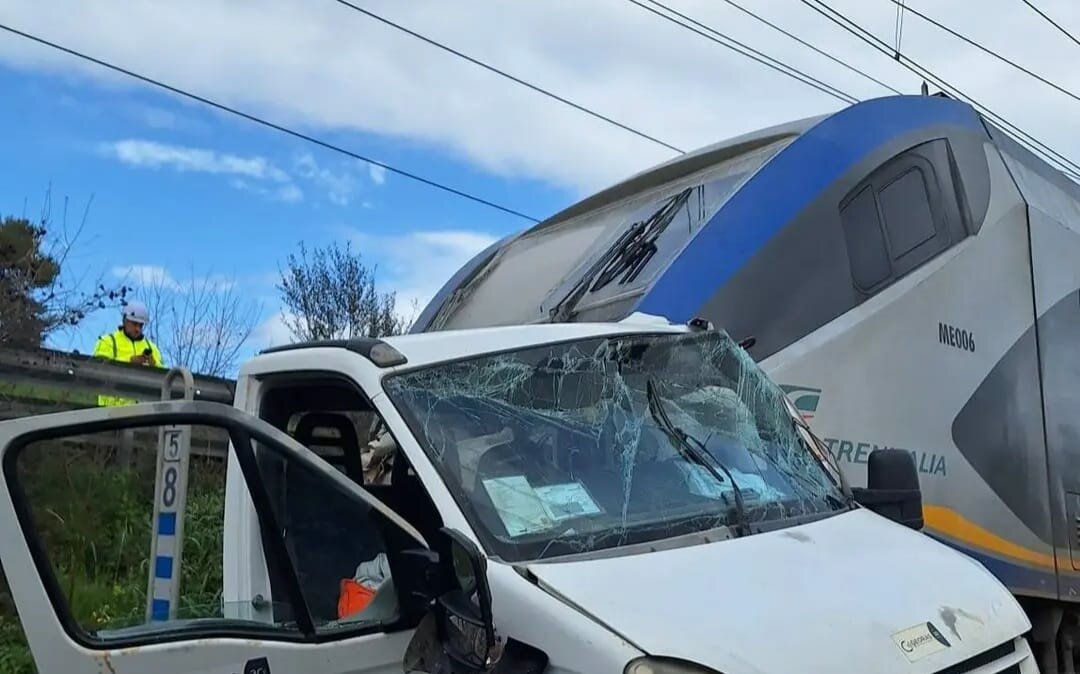Treno investe furgoncino sulla tratta Palermo-Catania Treno investe furgoncino sulla tratta Palermo-Catania