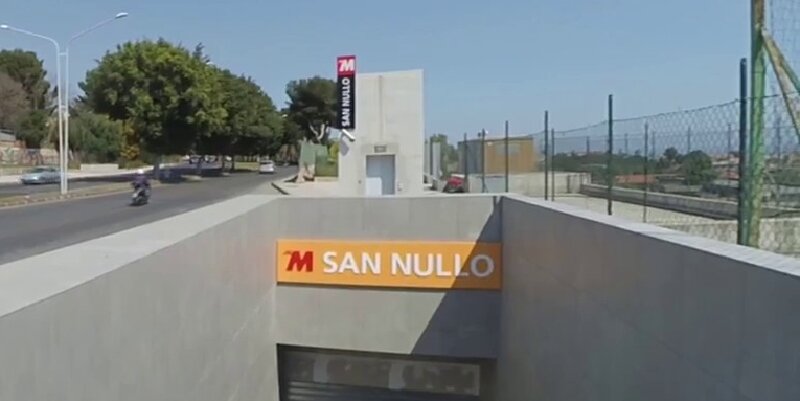 In pigiama sui binari della metro: soccorsa ragazza