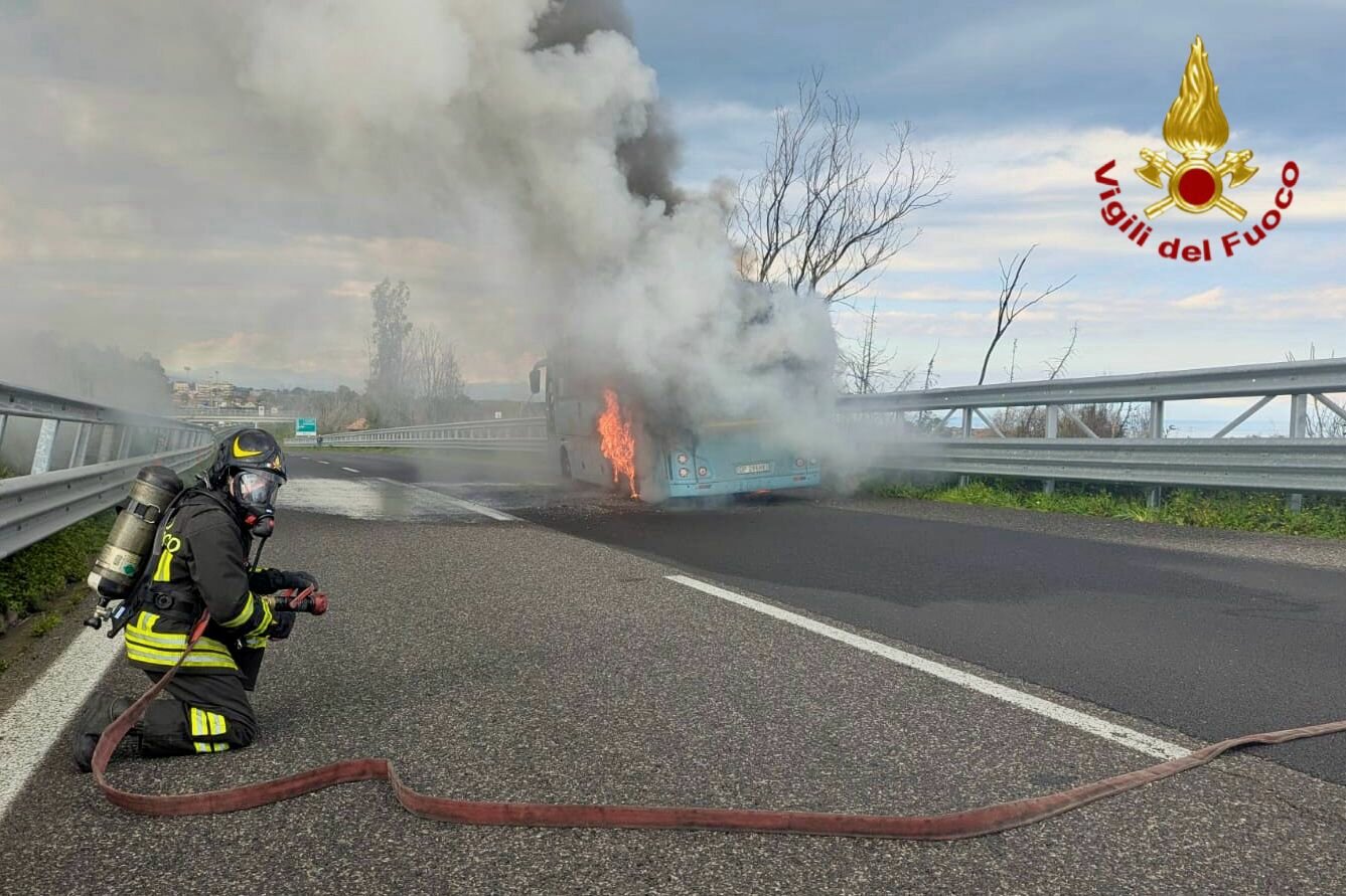 Autobus in fiamme su A18, traffico in tilt