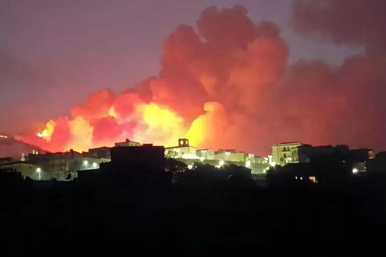 Incendio nell'Agrigentino, evacuati i pazienti di una clinica