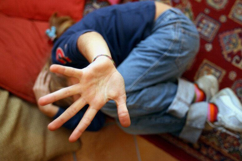 Picchi&ograve; figlio fratturandogli braccia e gambe: condannato a 4 anni