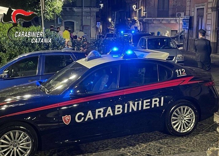 Aggredito a colpi di sgabello: due arresti
